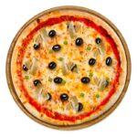 Pizza Capricciosa mit Schinken, Champignons, Artischocken & Oliven – frisch gebacken bei Tasty Food.