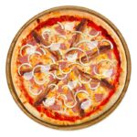 Pizza Carbonara mit Sahnesauce, Speck & Parmesan – frisch gebacken bei Tasty Food.