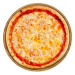 Pizza Diplomat mit Tomatensauce, Mozzarella, Schinken, Champignons und Artischocken – frisch gebacken bei Tasty Food.