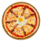 Pizza Italia mit Tomaten, Mozzarella & Basilikum – frisch gebacken bei Tasty Food.