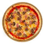 Pizza Prosciutto e Funghi mit feinem Schinken, frischen Champignons & Mozzarella – frisch gebacken bei Tasty Food.