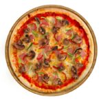 Pizza Quattro Stagioni mit Schinken, Champignons, Artischocken & Oliven – frisch gebacken bei Tasty Food.
